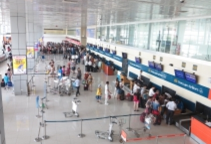 Bắt Nhân Viên Dọn Vệ Sinh Sân Bay Nội Bài Cầm Nhầm Đồ Của Khách