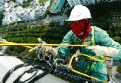 Người nhện 9x lơ lửng trên bầu trời Sài Gòn